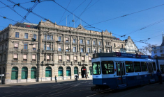 Un tramway passe devant le bâtiment de la banque suisse UBS sur la Paradeplatz à Zurich