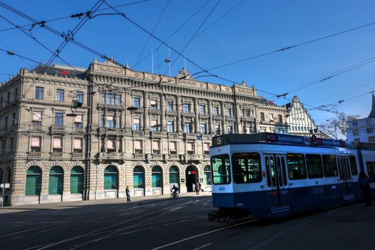Un tramway passe devant le bâtiment de la banque suisse UBS sur la Paradeplatz à Zurich