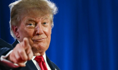 Donald Trump lors d'un rassemblement de campagne pour les élections de mi-mandat à l'aéroport de Sioux City, dans l'Iowa, le 22 octobre 2026 ( AFP / Kent NISHIMURA )