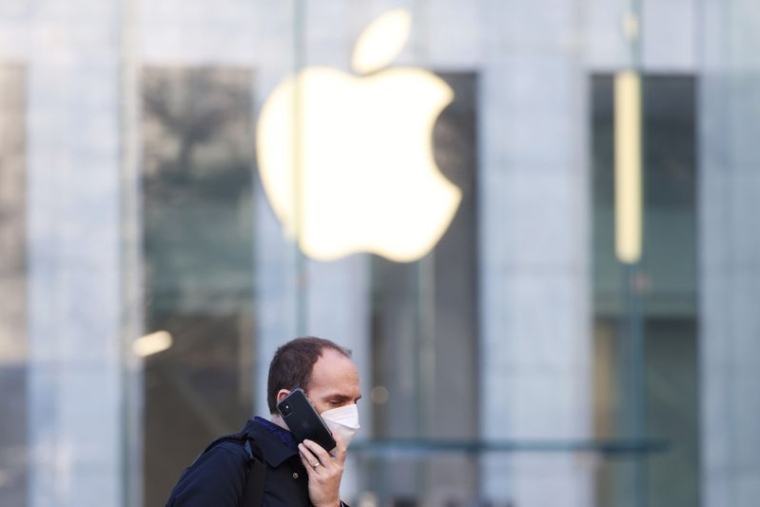 Photo d'archives d'une personne devant un magasin Apple Store