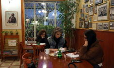 Des personnes en train de lire à l’intérieur d’un café du centre-ville de Téhéran, le 29 mars 2026 ( AFP / - )