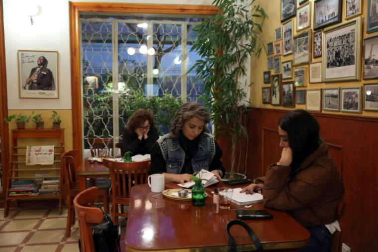 Des personnes en train de lire à l’intérieur d’un café du centre-ville de Téhéran, le 29 mars 2026 ( AFP / - )
