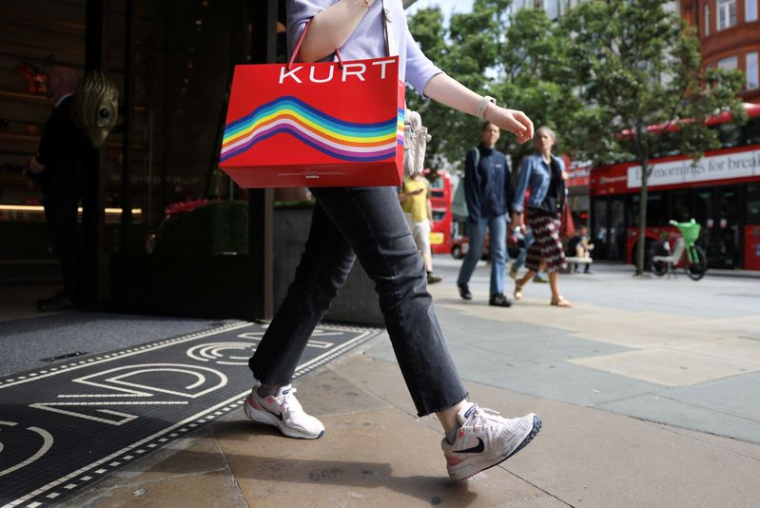 Des acheteurs passent devant des magasins de détail dans le centre de Londres