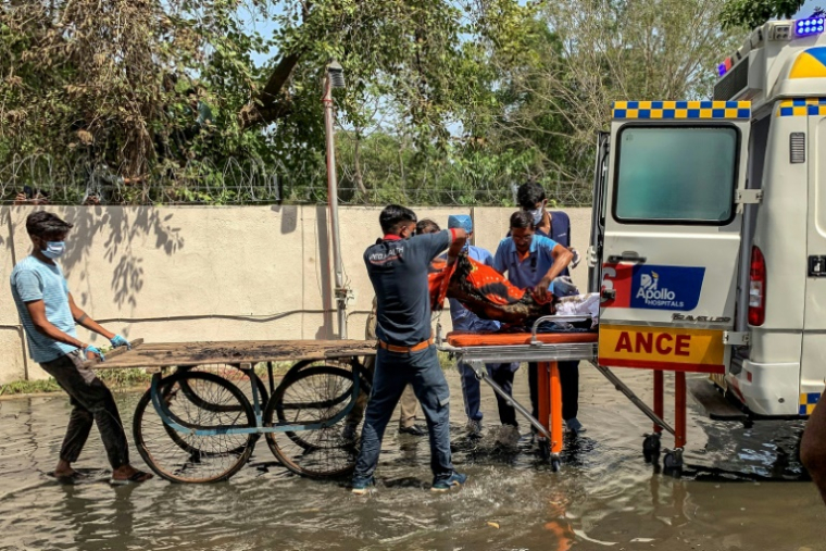 Les équipes de secours sur le site où le vol 171 d'Air India s'est écrasé, près de l'aéroport d'Ahmedabad, dans l'ouest de l'Inde, le 12 juin 2025 ( AFP / Sam PANTHAKY )