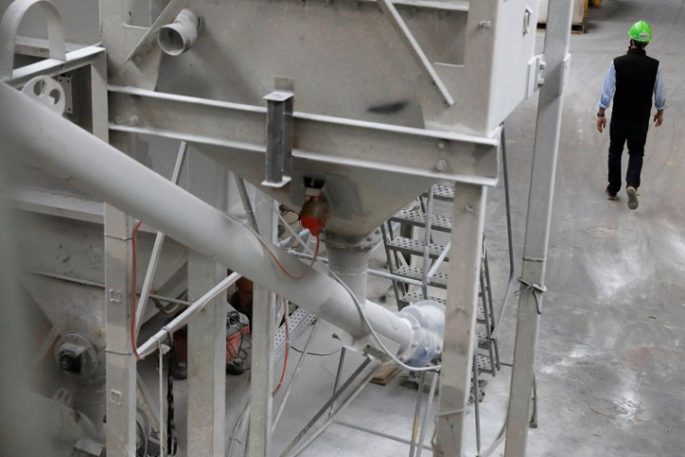 Un ouvrier travaille dans une usine à New York