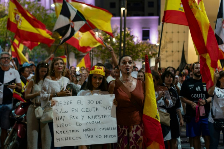 Des habitants de Ceuta manifestent le 30 août 2026  ( AFP / Antonio Sempere )
