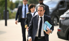 Le Premier ministre Sébastien Lecornu arrive à Mérignac (Gironde) le 17 août 2026 ( POOL / Christophe ARCHAMBAULT )