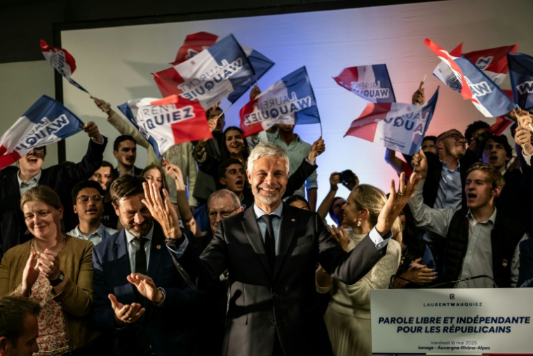 Le président du groupe parlementaire Droite Républicaine Laurent Wauquiez (C), à la fin de son dernier meeting de campagne pour la présidence du parti Les Républicains (LR) à Jonage, le 16 mai 2025 ( AFP / ARNAUD FINISTRE )