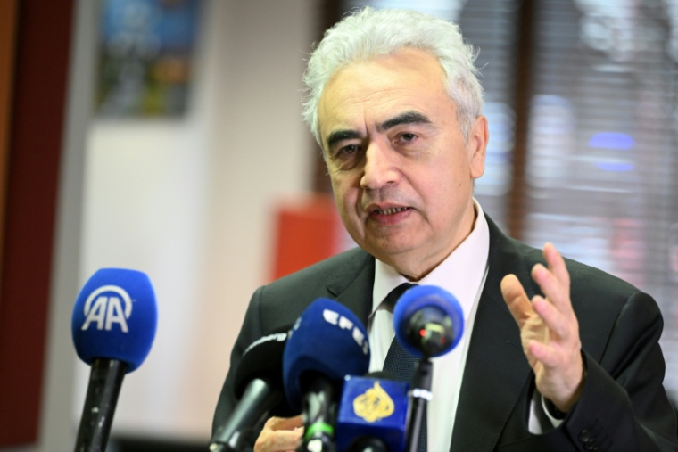 Le directeur exécutif de l'Agence internationale de l'énergie (AIE) Fatih Birol, lors d'une conférence de presse à Bruxelles, le 6 mars 2026 ( AFP / Nicolas TUCAT )