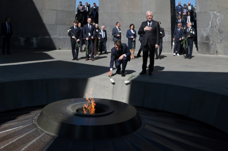 Le président français Emmanuel Macron, le président arménien Vahagn Khachaturyan et des responsables déposent des fleurs au mémorial du génocide arménien de Tsitsernakaberd à Erevan, le 5 mai 2026. ( AFP / Ludovic MARIN )