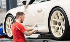 Une Porsche 911 S/T en production dans l'usine de Stuttgart - Zuffenhausen (illustration) ( AFP / SILAS STEIN )