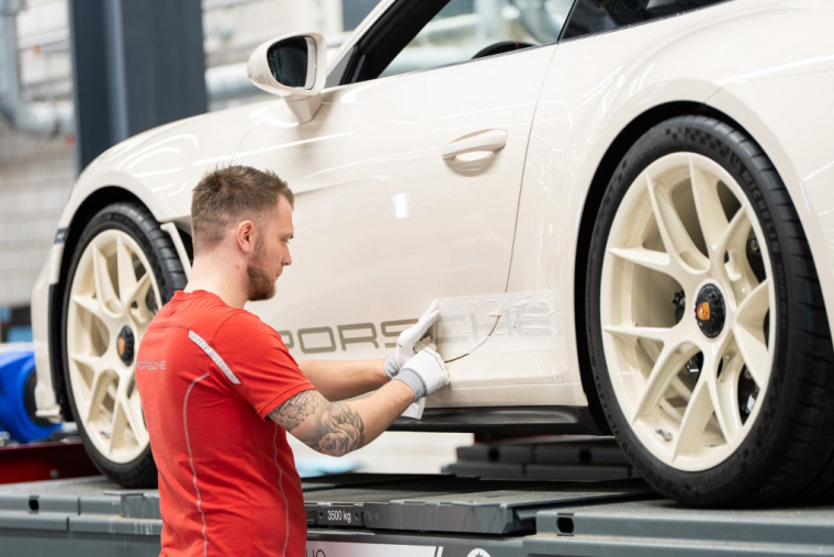 Une Porsche 911 S/T en production dans l'usine de Stuttgart - Zuffenhausen (illustration) ( AFP / SILAS STEIN )