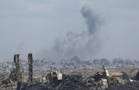 De la fumée s'élève après une frappe israélienne lors d'une opération israélienne, vue depuis le centre de la bande de Gaza