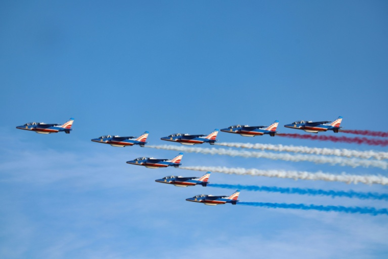 Les Alpha Jets de la Patrouille participent à l'hommage rendu à Charlie Dalin, en survolant Concarneau mardi. ( AFP / FRED TANNEAU )