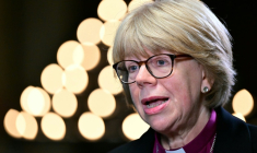 La nouvelle archevêque de Canterbury, Sarah Mullally, première femme à diriger l'Église d'Angleterre de son histoire, lors d'une interview à la cathédrale de Canterbury, dans le sud-est de l'Angleterre, le 3 octobre 2025, suite à l'annonce de sa nomination ( AFP / Ben STANSALL )