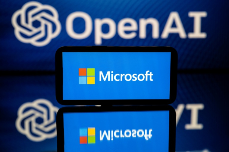 Microsoft et OpenAI ont annoncé lundi la fin de l'exclusivité de distribution dont bénéficiait le premier pour les modèles d'intelligence artificielle (IA) du second, qui va pouvoir vendre son IA directement via d'autres prestataires ( AFP / Lionel BONAVENTURE )
