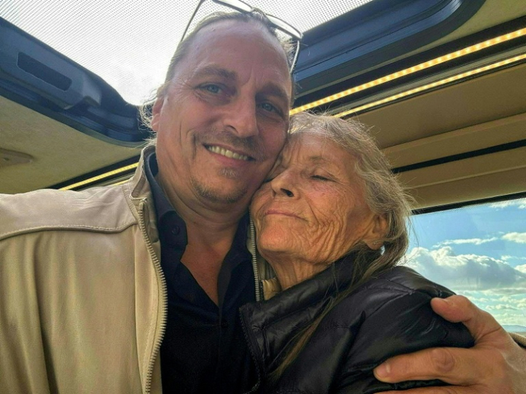 Photo fournie le 22 octobre 2026 par Christoph Gretzmacher, le montrant aux côtés de sa mère, Eva Gretzmacher, lors de son arrivée à l’aéroport de Vienne-Schwechat, en Autriche ( APA / CHRISTOPH GRETZMACHER )