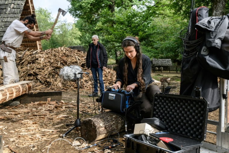 Mylène Pardoën (d), chercheuse au CNRS et archéologue du patrimoine sonore, enregistre les sons du travail manuel des bâtisseurs du château de Guédelon, qui utilisent des techniques et des outils du XIIIe siècle pour construire un château fortifié à Trège, le 11 septembre 2025 dans l'Yonne ( AFP / ARNAUD FINISTRE )