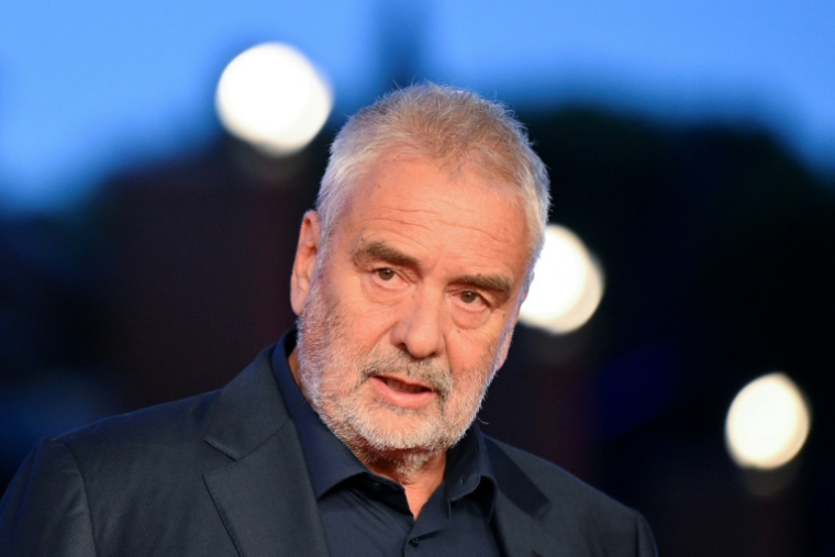 Le réalisateur français Luc Besson arrive pour la projection d'un film dans le cadre du 20e Festival international du cinéma de Rome, à l'Auditorium Parco della Musica, à Rome, le 24 octobre 2025 ( AFP / Alberto PIZZOLI )