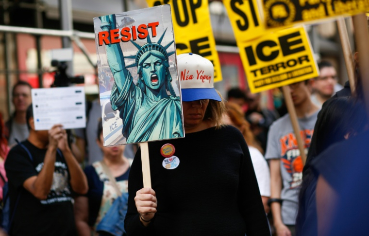 Manifestation contre l’ICE, le service américain de l’immigration et des douanes, le 10 octobre 2026 à New York  ( AFP / kena betancur )