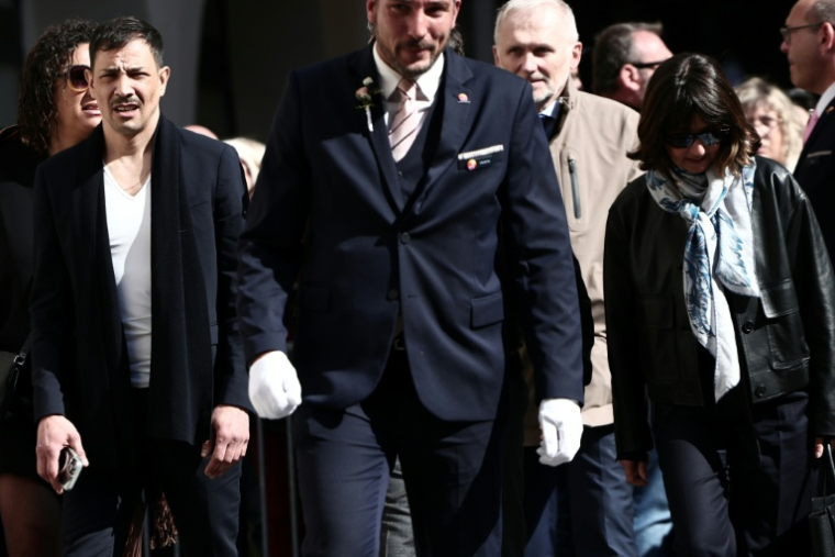 Steevy Boulay, Alexia Laroche-Joubert et Julie Mercy arrvent à la cathédrale Sainte-Réparate à Nice le 10 avril 2026 ( AFP / Thibaud MORITZ )