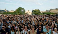 Des spectateurs rassemblées dans le jardin des Tuileries à Paris pour un concert gratuit lors de la Fête de la musique, le 21 juin 2025 ( AFP / GEOFFROY VAN DER HASSELT )