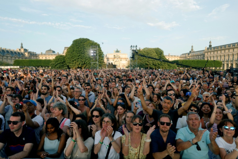 Des spectateurs rassemblées dans le jardin des Tuileries à Paris pour un concert gratuit lors de la Fête de la musique, le 21 juin 2025 ( AFP / GEOFFROY VAN DER HASSELT )