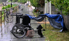Un pousse-pousse renversé au passage du typhon Noul près de Hong Kong le 26 juillet 2026 ( AFP / Peter PARKS )
