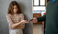 9 ans et 9 mois, c'est l'âge moyen d'acquisition du premier téléphone portable en France. (crédit : Adobe Stock)