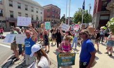 Manifestation devant un centre de l'ICE dans le Maine après qu'un homme a été tué par un agent