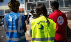 Des bénévoles du Secours populaire distribuent des produits alimentaires et d'hygiène devant l'université Paris 8 à Saint-Denis le 6 mai 2020 ( AFP / Thomas SAMSON )