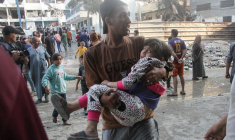 Conséquences d'une frappe israélienne sur une école abritant des personnes déplacées, dans la ville de Gaza