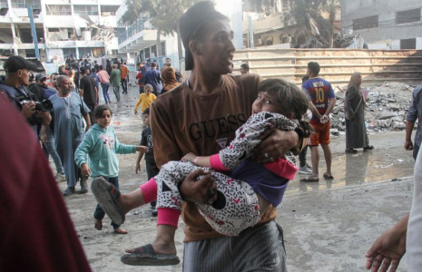 Conséquences d'une frappe israélienne sur une école abritant des personnes déplacées, dans la ville de Gaza