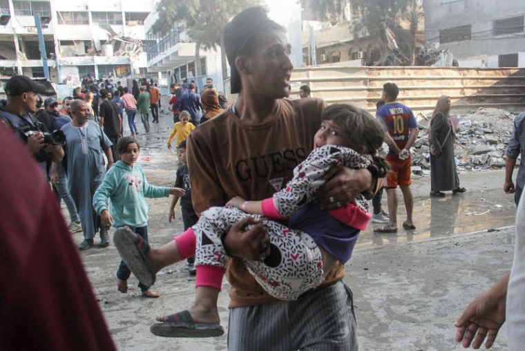 Conséquences d'une frappe israélienne sur une école abritant des personnes déplacées, dans la ville de Gaza