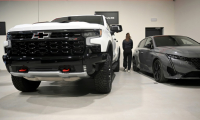 Un pick-up Chevrolet (g) chez un concessionnaire automobile spécialisé dans les pick-up américains à Bourg-Léopold, le 9 septembre 2025 en Belgique ( AFP / Nicolas TUCAT )