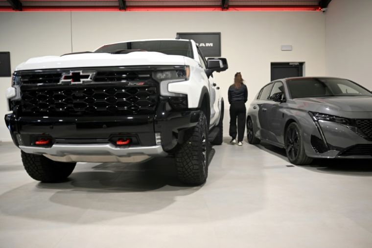 Un pick-up Chevrolet (g) chez un concessionnaire automobile spécialisé dans les pick-up américains à Bourg-Léopold, le 9 septembre 2025 en Belgique ( AFP / Nicolas TUCAT )
