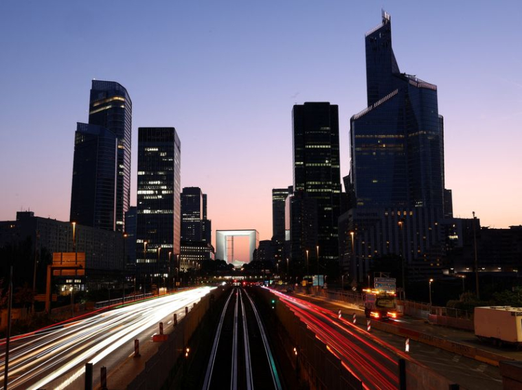 Une vue du quartier financier et d'affaires de La Défense à Puteaux, près de Paris