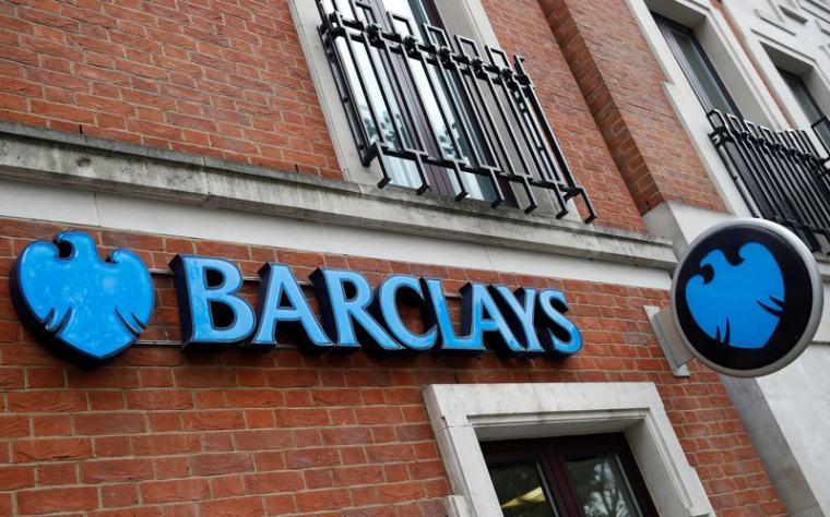 On voit une succursale de la banque Barclays à Londres
