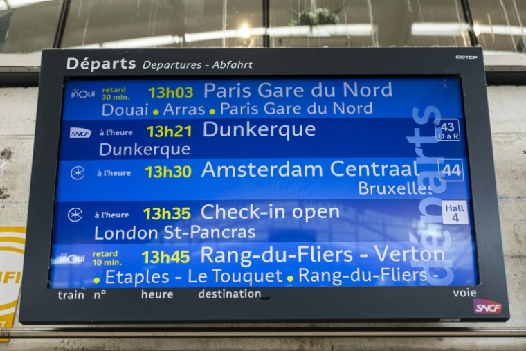 Un écran d'information indique les trains en retard à la gare SNCF Lille Europe, le 25 juin 2025 à Lille, dans le Nord ( AFP / Sameer Al-DOUMY )