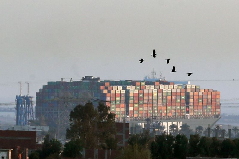 COURSE POUR DÉGAGER LE CANAL DE SUEZ, LES PRIX DE LIVRAISON DU PÉTROLE FLAMBENT