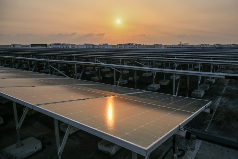 Des panneaux solaires sur le toit du bâtiment de la société américaine Digital Realty , le 2 septembre 2026 à Singapour  ( AFP / Roslan RAHMAN )