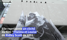 L'affiche du Festival de Cannes hissée au-dessus du Palais des Festivals