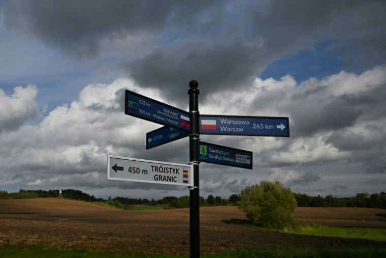 Un panneau indiquant les distances vers Vilnius, Varsovie, Moscou et Kaliningrad, situé à la jonction des trois frontières entre la Pologne, la Lituanie et l'enclave russe de Kaliningrad, près du village de Grzybina, à proximité du corridor de Suwalki, le 26 septembre 2026.Le corridor de Suwalki est un tronçon de 104 kilomètres situé à la frontière entre la Pologne et la Lituanie, constituant la seule liaison terrestre entre les États baltes et le reste de l'Otan, tout en séparant le Bélarus de l'enclave russe de Kaliningrad. ( AFP / Sergei GAPON )