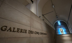 Une vue montre la Galerie des Cinq Continents rénovée dans l'aile Denon au musée du Louvre à Paris