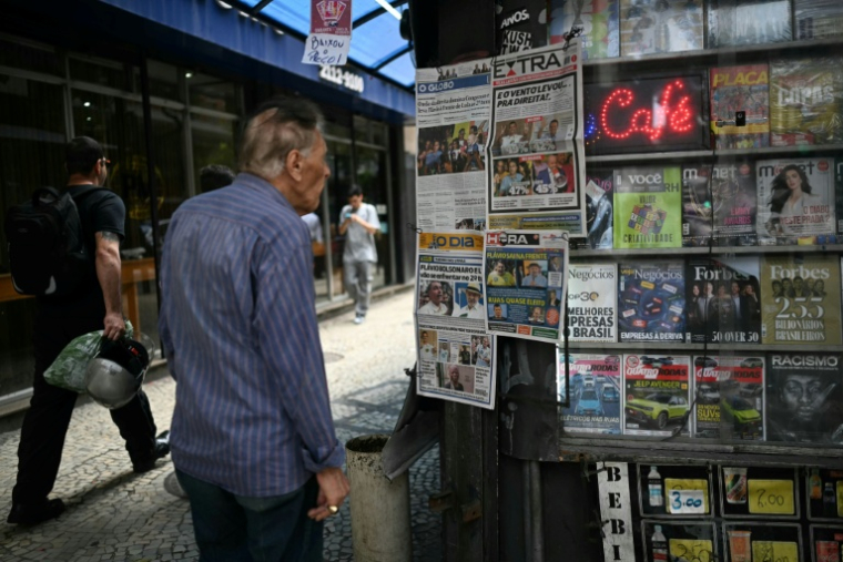 Un homme devant les Unes en kiosque dans une rue de Rio de Janeiro, le 5 octobre 2026 ( AFP / MAURO PIMENTEL )