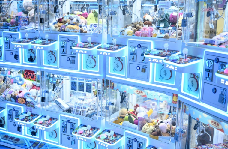 Des machines à pinces dans un centre commercial de Hong Kong, le 11 mai 2026  ( AFP / Peter PARKS )