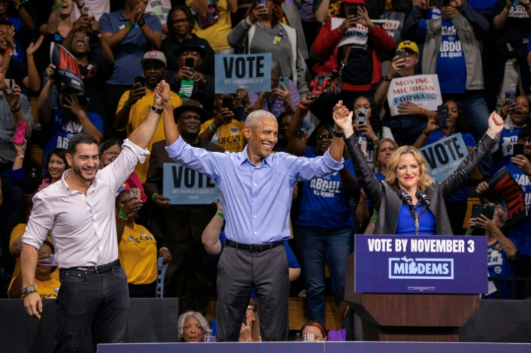 L’ancien président américain Barack Obama (c), le candidat démocrate au Sénat pour le Michigan Abdul El-Sayed (g) et la secrétaire d’État du Michigan, candidate démocrate au poste de gouverneure, Jocelyn Benson (d), lors d'un meeting de campagne, le 24 octobre 2026 à Detroit, dans le Michigan ( AFP / Bill Pugliano )