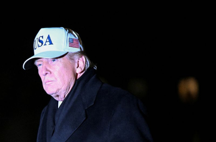 Le président américain Donald Trump arrive sur la pelouse sud de la Maison Blanche à Washington