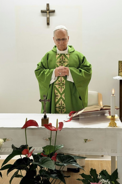 Photo prise et diffusée le 16 octobre 2026 par Vatican Media montrant le pape Léon XIV célébrant une messe à l'hôpital Gemelli à Rome, où il est en convalescence après une intervention chirurgicale pour retirer une tumeur cancéreuse au poumon ( VATICAN MEDIA / Handout )
