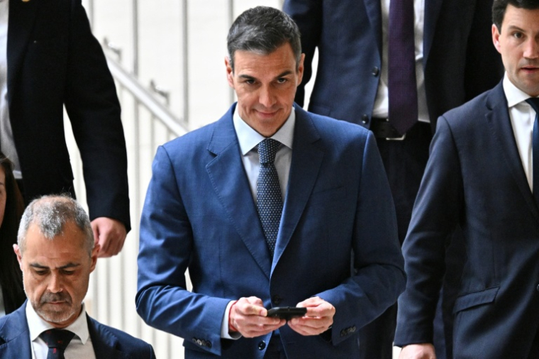 Le Premier ministre espagnol Pedro Sanchez quitte Pékin après avoir tenu une conférence de presse le 14 avril 2026 ( AFP / Pedro PARDO )